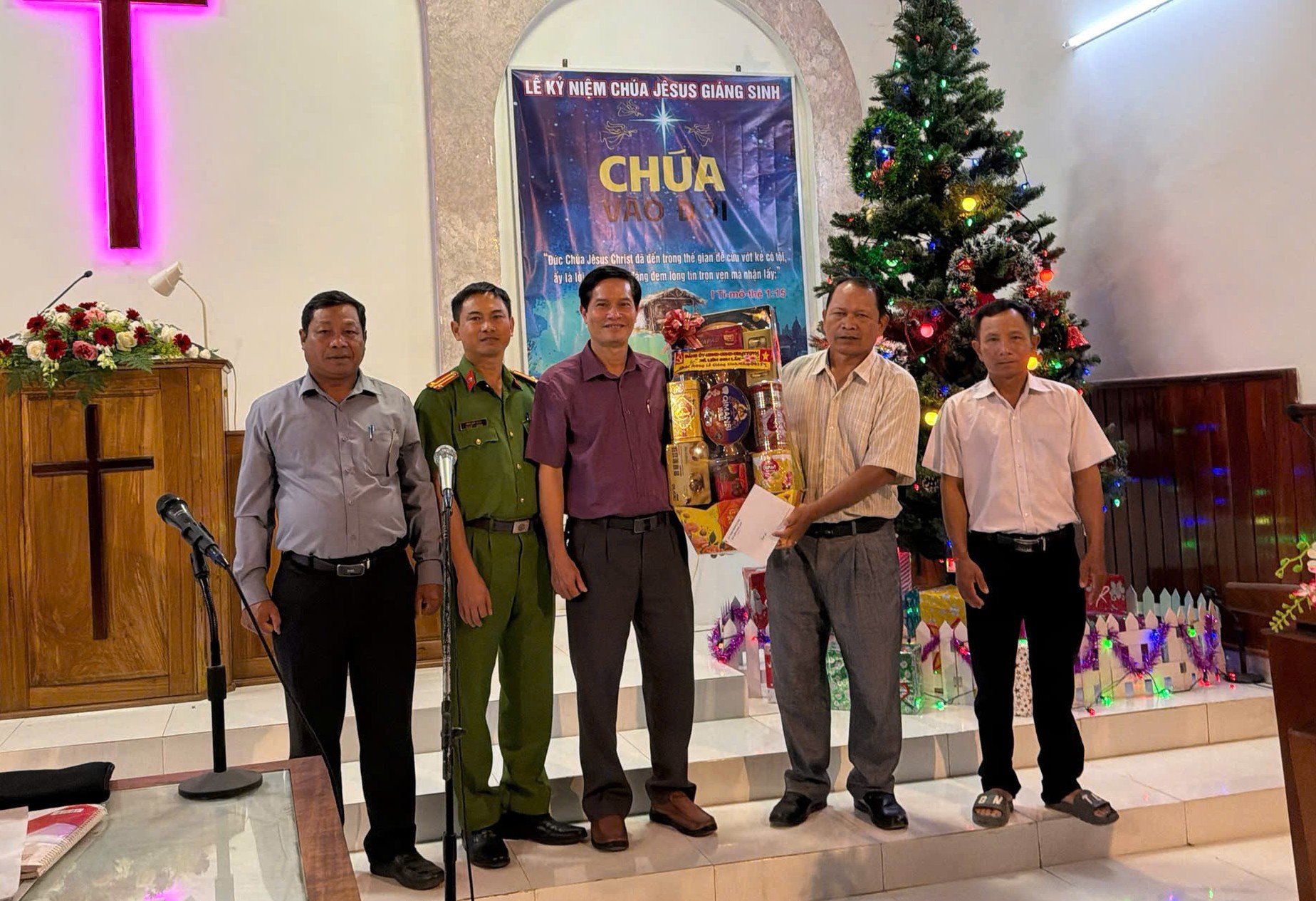 Lãnh đạo cấp ủy chính quyền xã Liên Sơn Lăk thăm, tặng quà và chúc mừng các điểm sinh hoạt tôn giáo nhân dịp lễ giáng sinh năm 2025