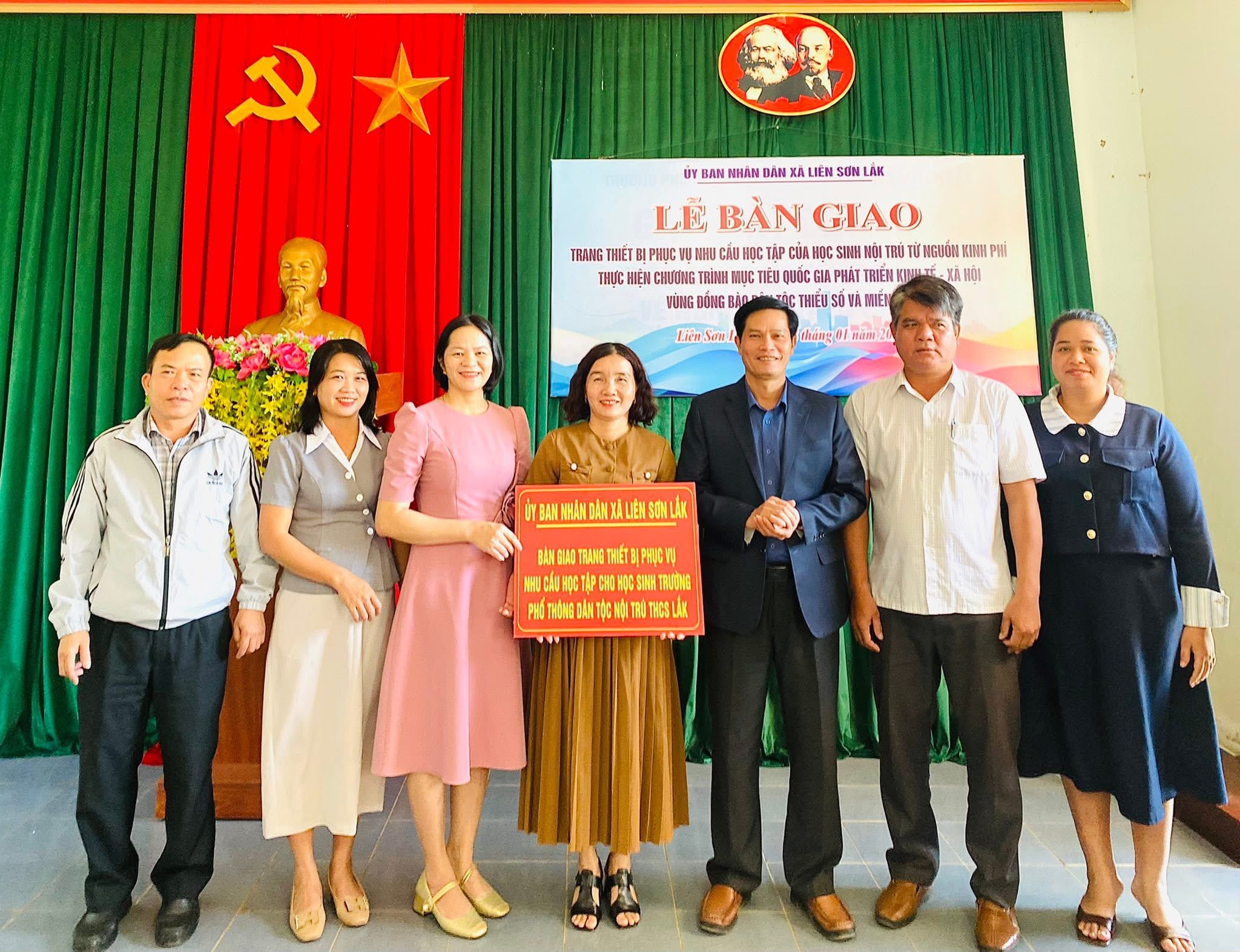 Lễ bàn giao trang thiết bị phục vụ nhu cầu học tập và sinh hoạt cho học sinh trường Phổ thông dân tộc nội trú THCS Lắk