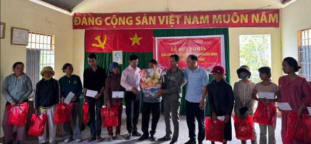 CHI BỘ NHCSXH LẮK TỔ CHỨC LỄ KẾT NGHĨA VỚI BUÔN KRAI