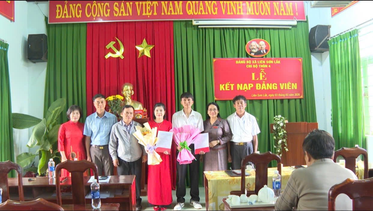 CHI BỘ THÔN 4, XÃ LIÊN SƠN LẮK TỔ CHỨC LỄ KẾT NẠP ĐẢNG VIÊN MỚI