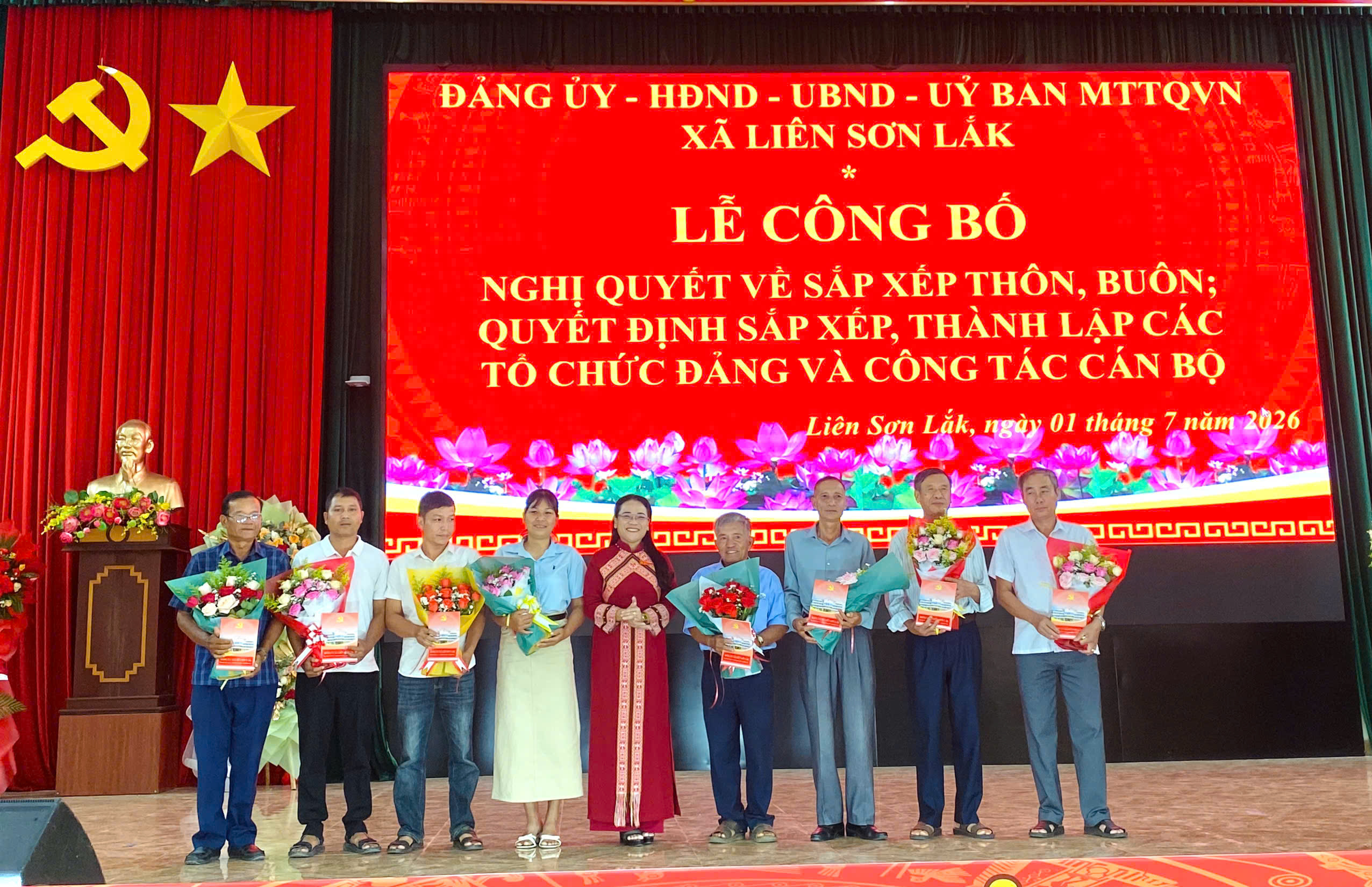 LỄ CÔNG BỐ NGHỊ QUYẾT VỀ SẮP XẾP THÔN, BUÔN; CÔNG BỐ QUYẾT ĐỊNH SẮP XẾP, THÀNH LẬP CÁC TỔ CHỨC ĐẢNG VÀ CÔNG TÁC CÁN BỘ