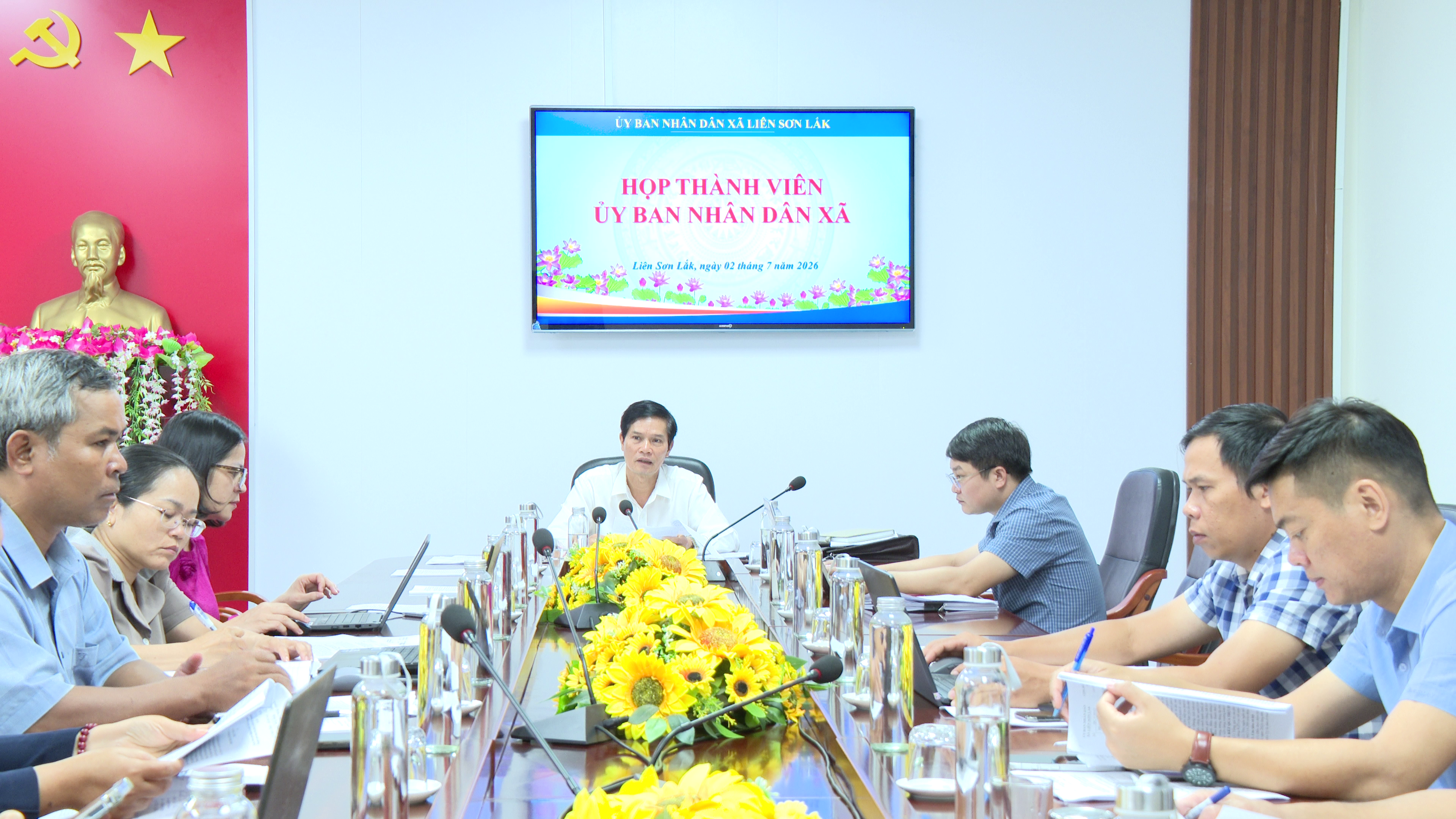 UBND xã Liên Sơn Lắk họp thông qua các nội dung trình Kỳ họp thứ Hai HĐND xã khóa II